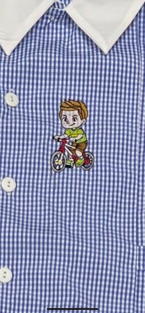 Grembiule quadretti azzurri asilo bambino con abbottonatura laterale Nazareno Gabrielli ricamo Bici 0701