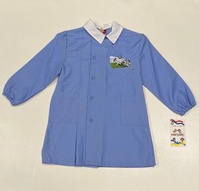 Grembiule scuola elementare bambino celeste con abbottonatura laterale ricamo Calcio MN904