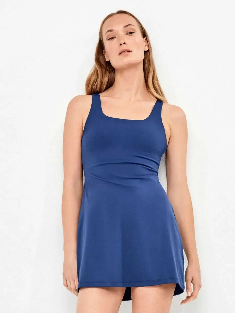 Abito sportivo modellante con spalla larga Gisela 60018