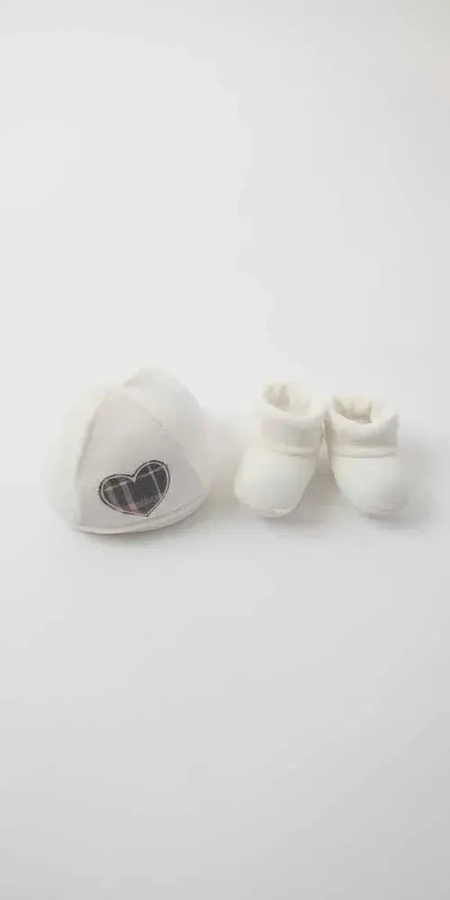 Cappellino con scarpette neonata in ciniglia Gary Q7205
