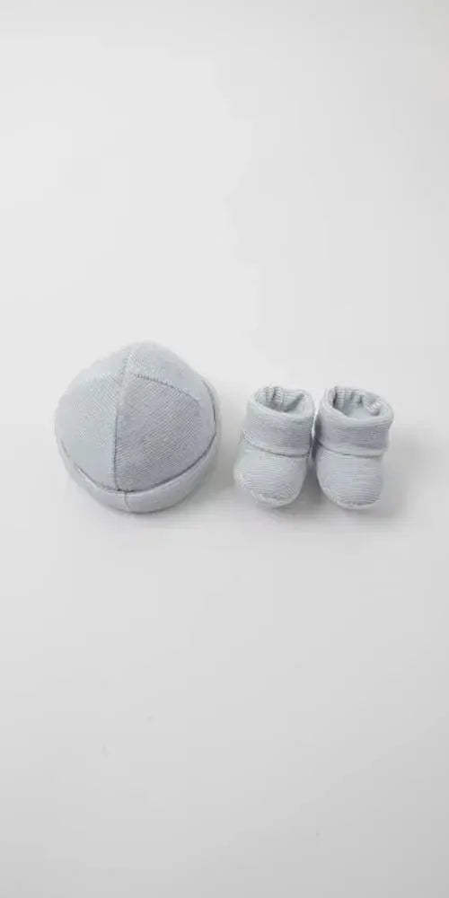 Cappellino con scarpette neonato in ciniglia Gary Q7214