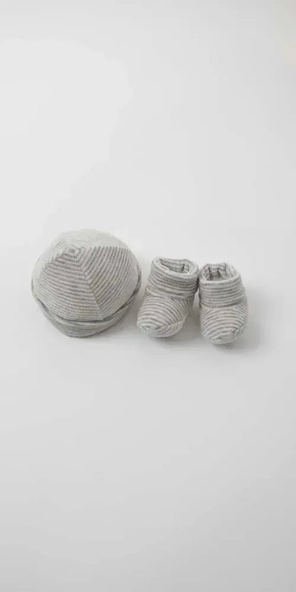 Cappellino con scarpette neonato in ciniglia Gary Q7214
