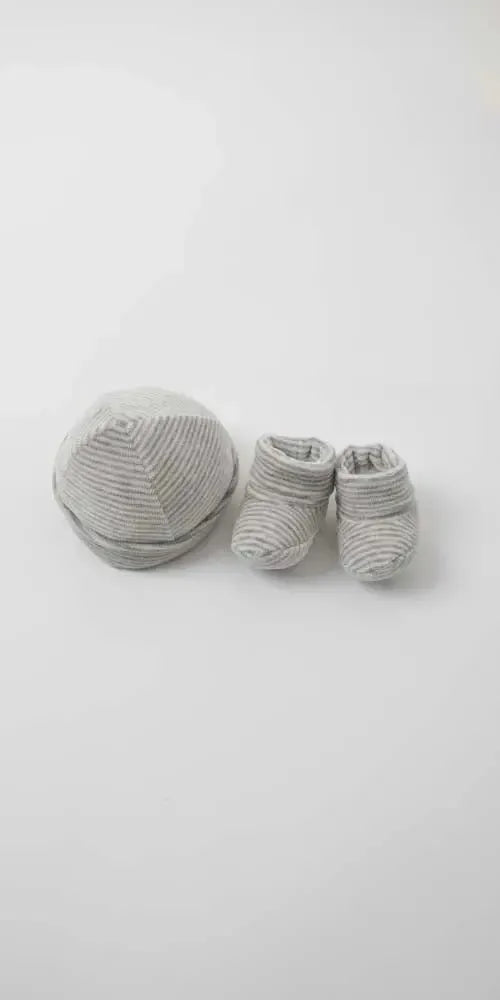Cappellino con scarpette neonato in ciniglia Gary Q7214
