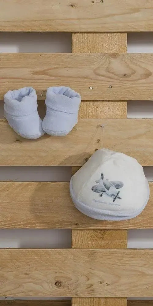 Gary Cappellino con scarpette neonato in ciniglia S7203