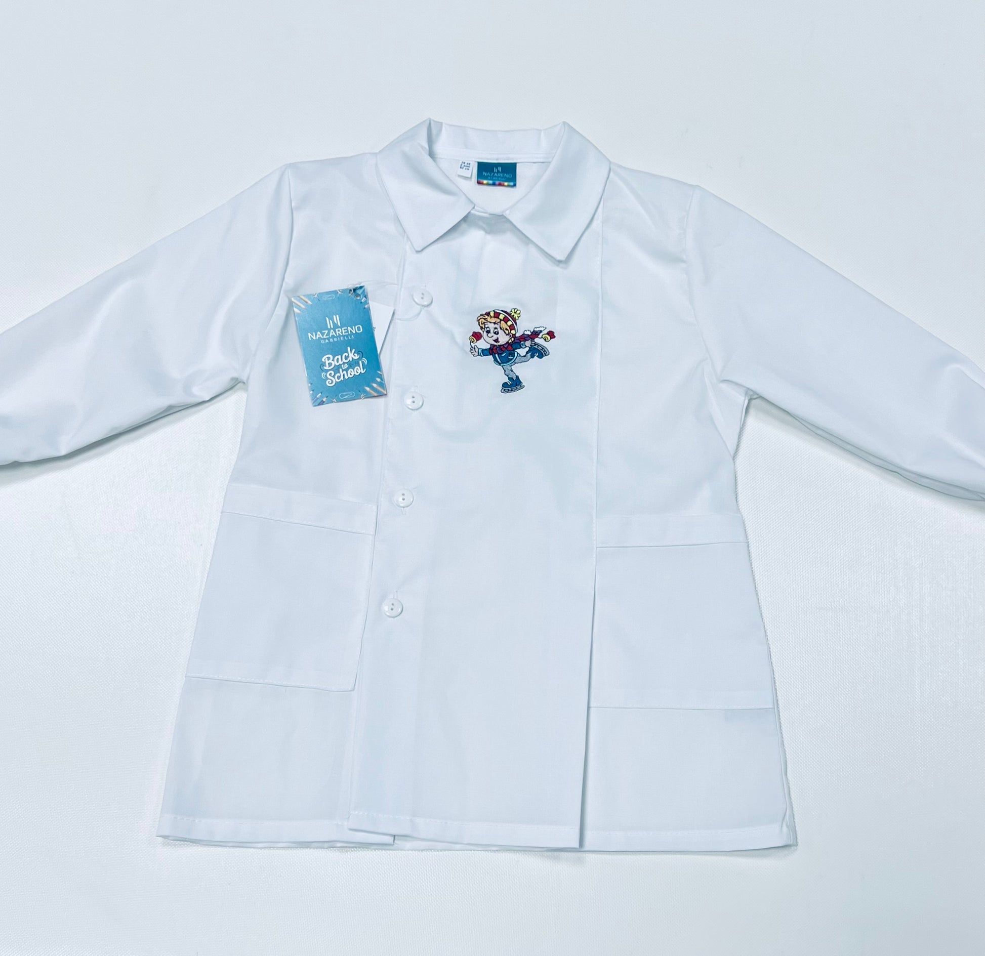 Grembiule Bianco asilo bambino con abbottonatura laterale Nazareno Gabrielli ricamo Pattinaggio 0706