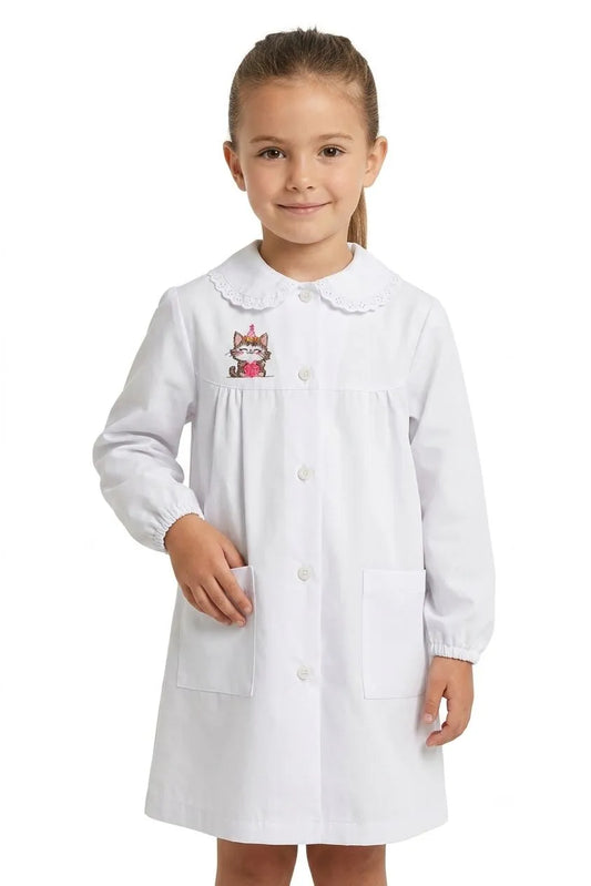 Grembiule asilo bambina Bianco con abbottonatura centrale Siggi ricamo Gattino 4330