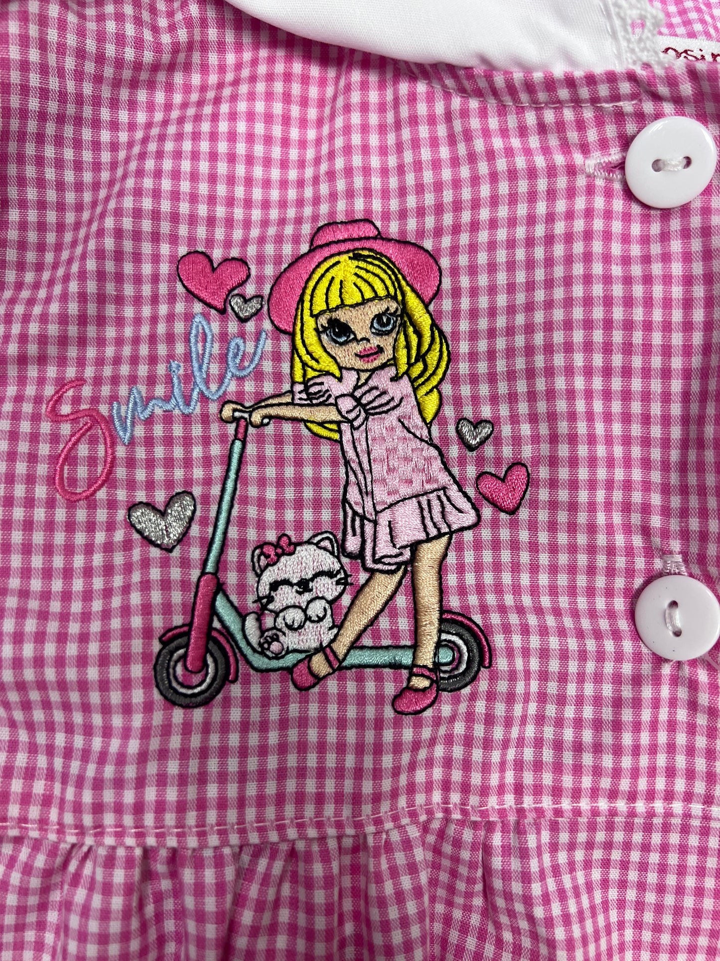 Grembiule asilo bambina Quadretti Rosa con abbottonatura centrale Ambrosino ricamo Smile S304
