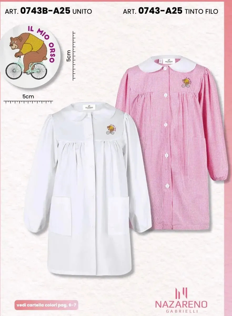 Grembiule asilo bambina bianco con abbottonatura centrale Nazareno Gabrielli ricamo Orso 0743
