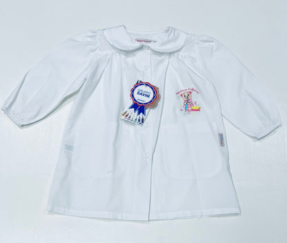Grembiule asilo bambina con abbottonatura centrale Ambrosino ricamo Alfabeto Q306