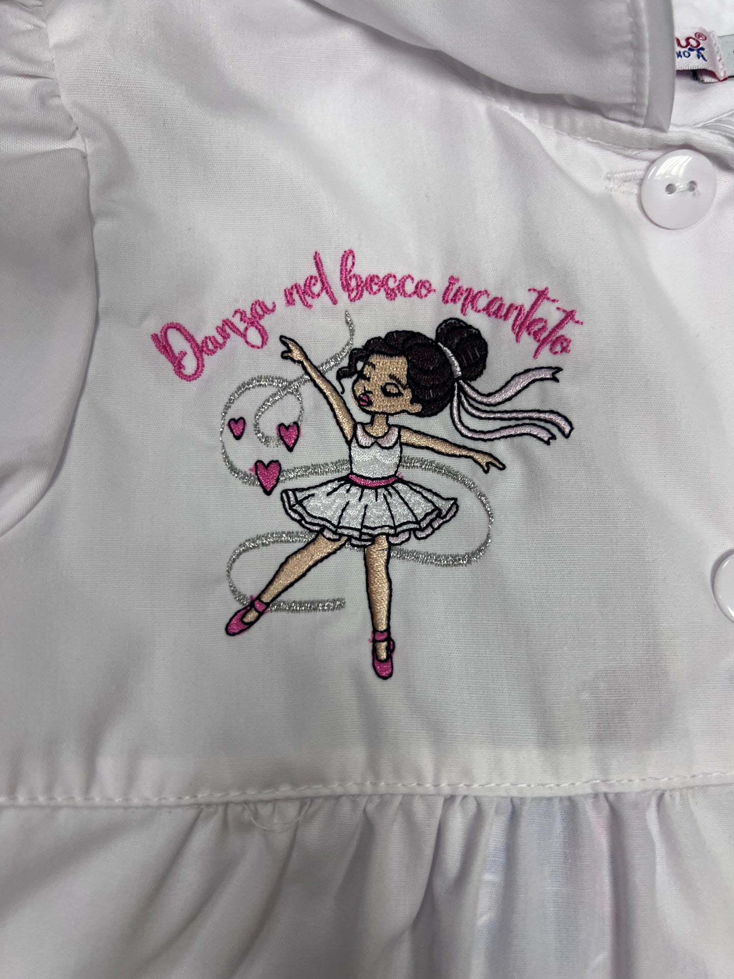 Grembiule asilo bambina con abbottonatura centrale Ambrosino ricamo Danza S302