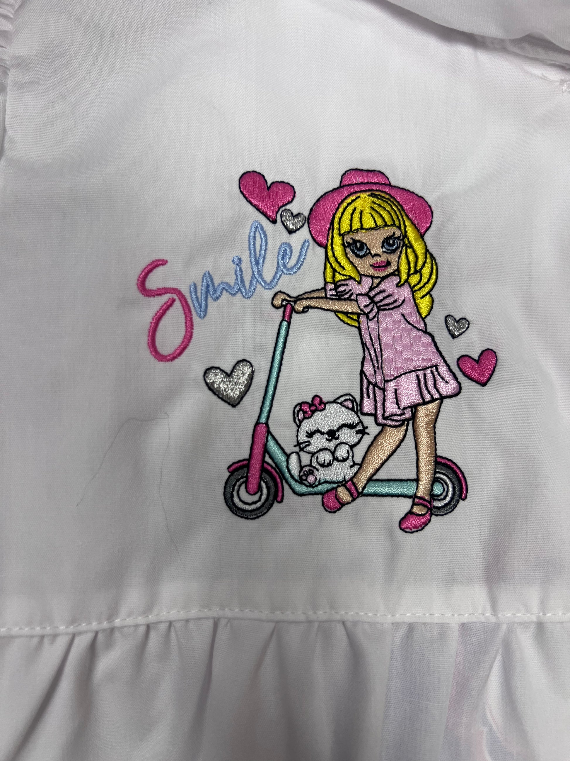 Grembiule asilo bambina con abbottonatura centrale Ambrosino ricamo Smile S304