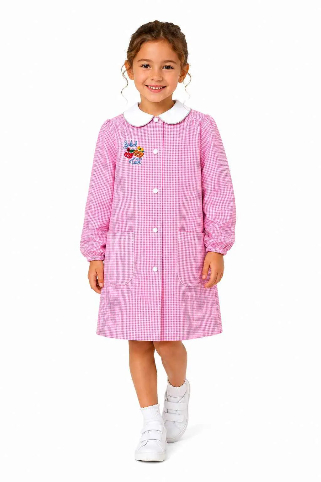 Grembiule asilo bambina con abbottonatura centrale Siggi ricamo Baked With Love quadretti rosa 4334
