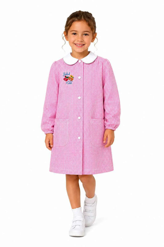 Grembiule asilo bambina con abbottonatura centrale Siggi ricamo Baked With Love quadretti rosa 4334