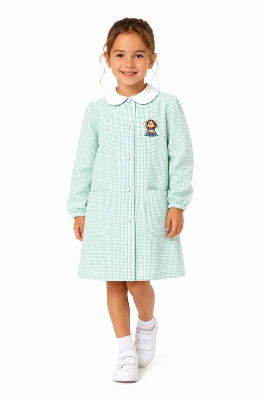 Grembiule asilo bambina con abbottonatura centrale Siggi ricamo Bambina con treccine quadretti verdi 4333