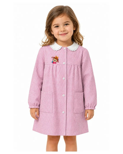 Grembiule asilo bambina con abbottonatura centrale Siggi ricamo Pippi a quadretti rosa 4173