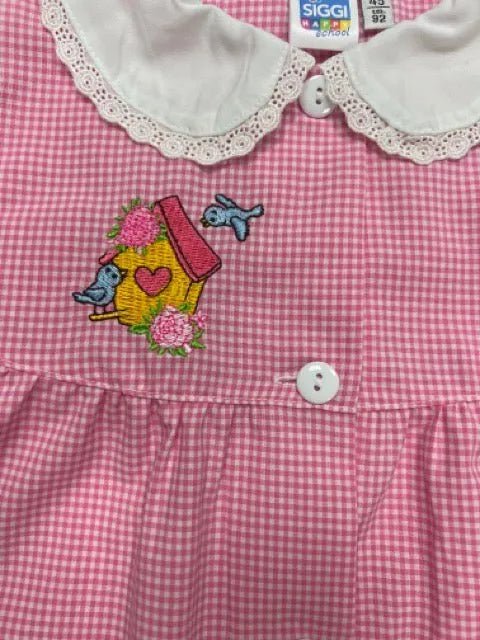 Grembiule asilo bambina con abbottonatura centrale Siggi ricamo casetta uccellini a quadretti rosa 3877