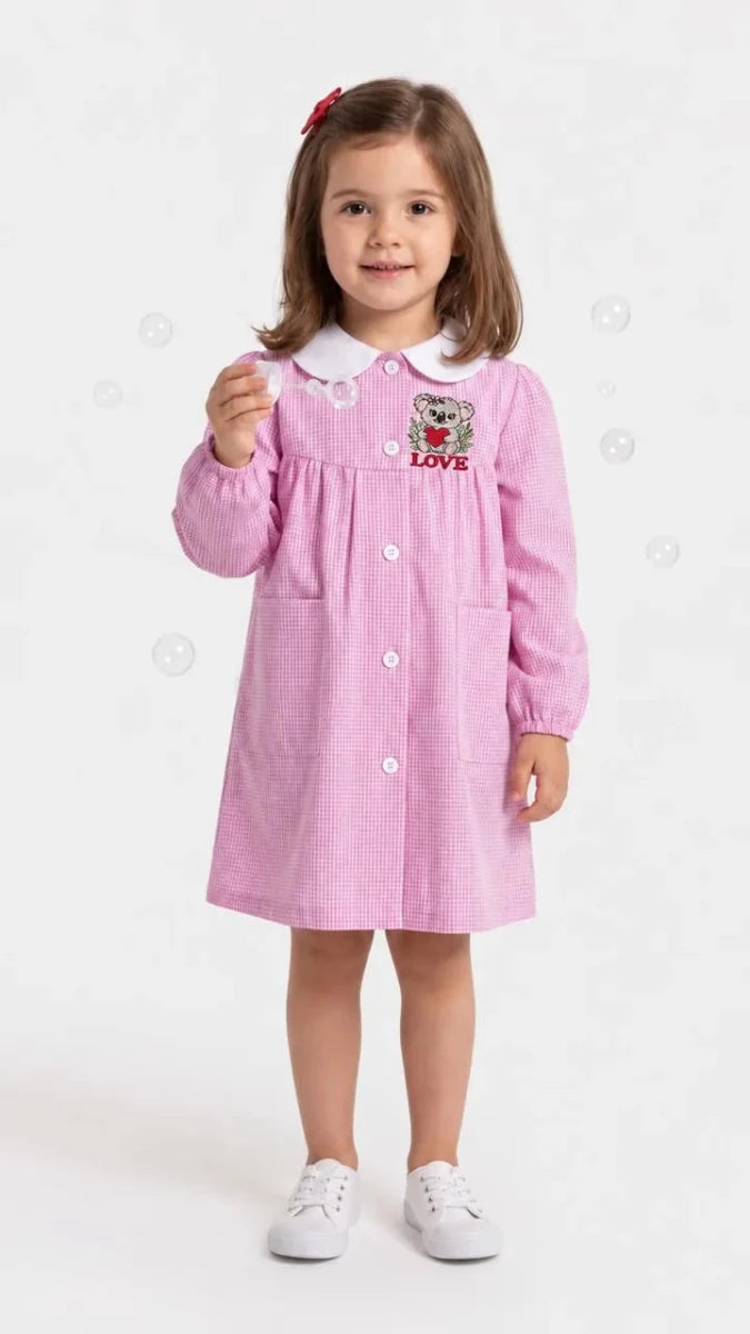 Grembiule asilo bambina quadretti rosa con abbottonatura centrale Nazareno Gabrielli ricamo Love 0742A26