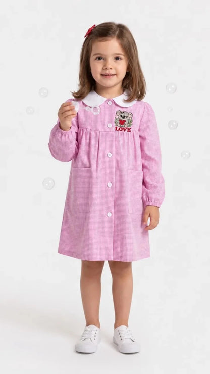 Grembiule asilo bambina quadretti rosa con abbottonatura centrale Nazareno Gabrielli ricamo Love 0742A26