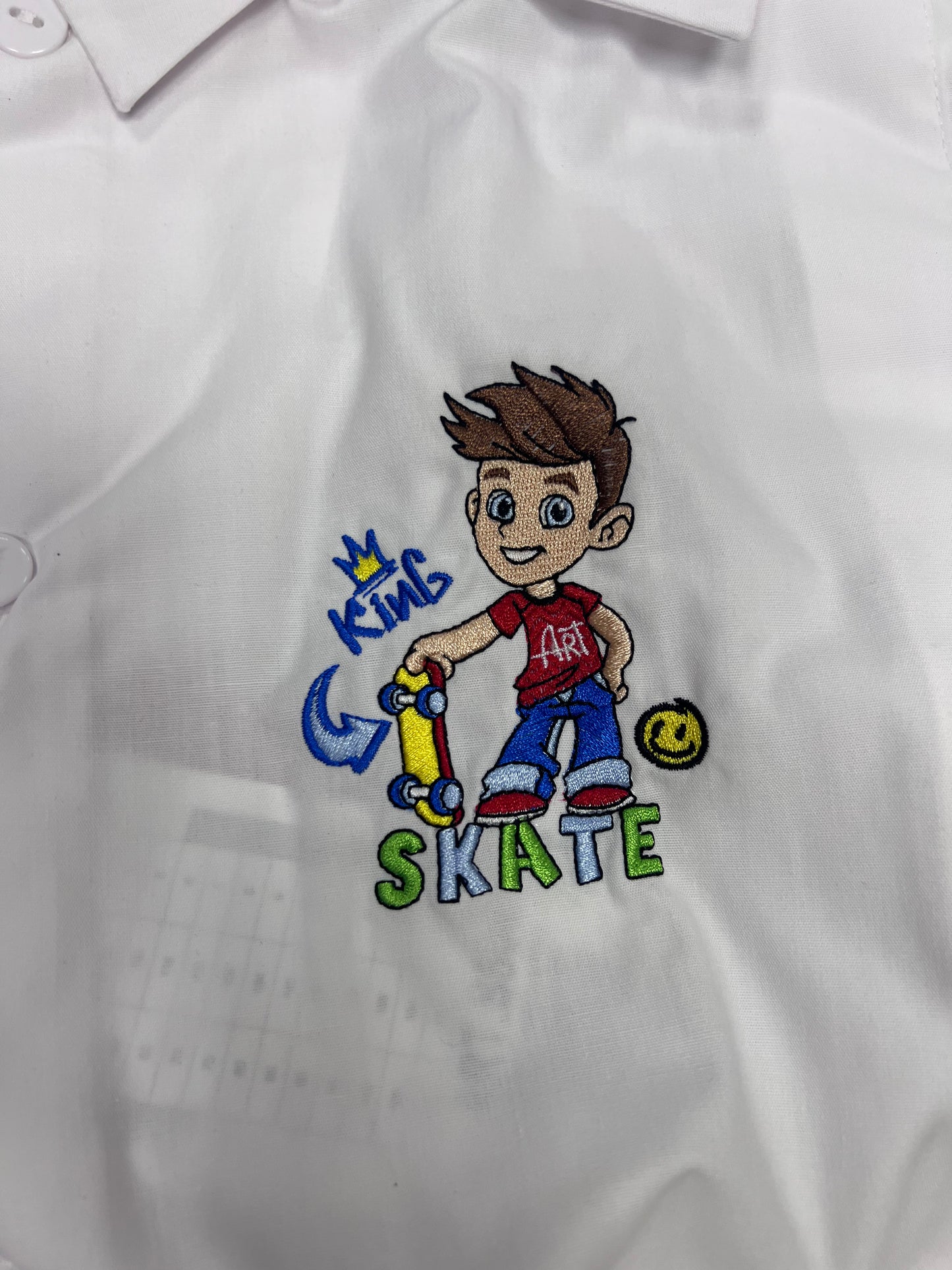 Grembiule asilo bambino con abbottonatura laterale Ambrosino ricamo Skate S504