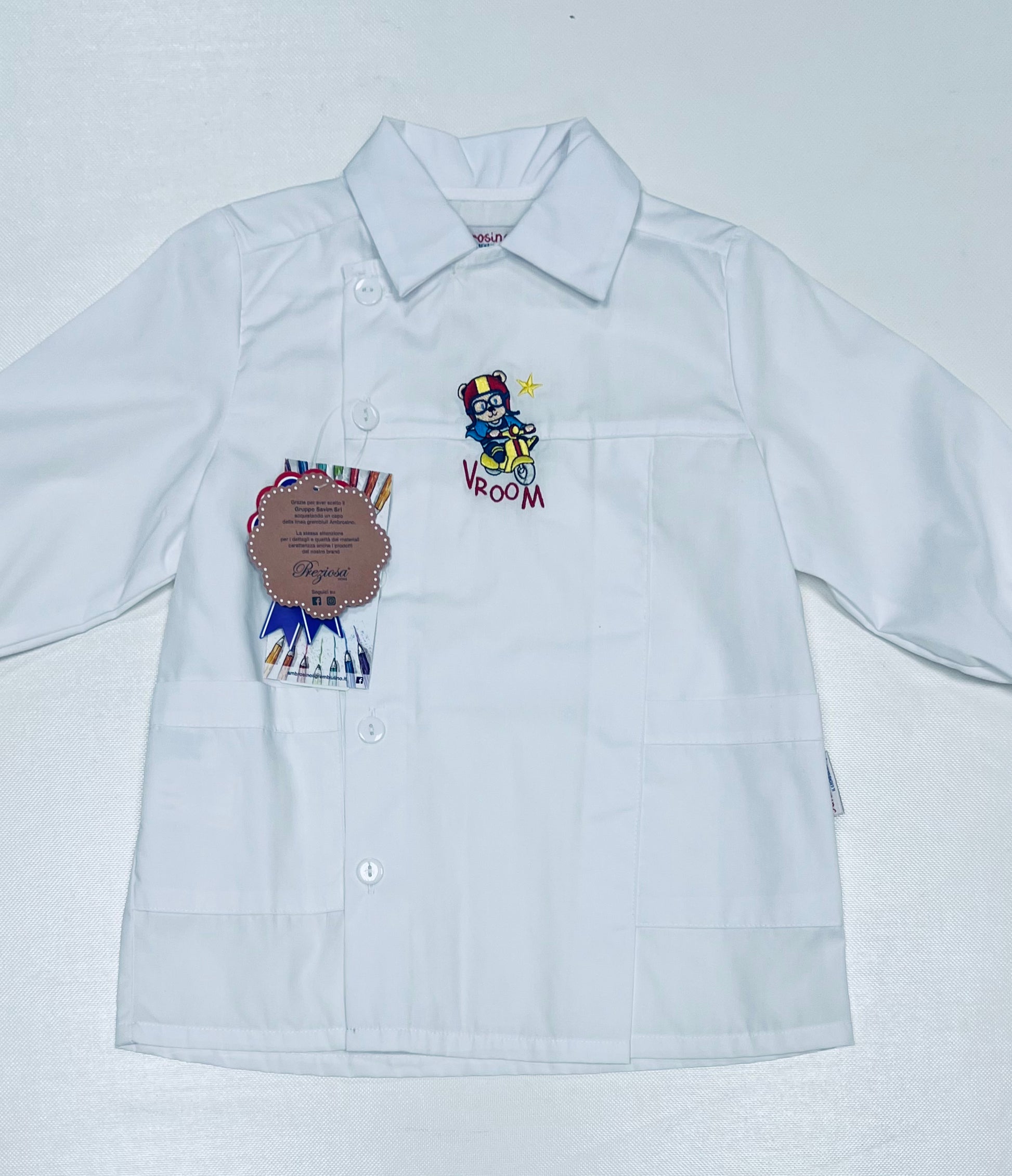 Grembiule asilo bambino con abbottonatura laterale Ambrosino ricamo Vroom R503