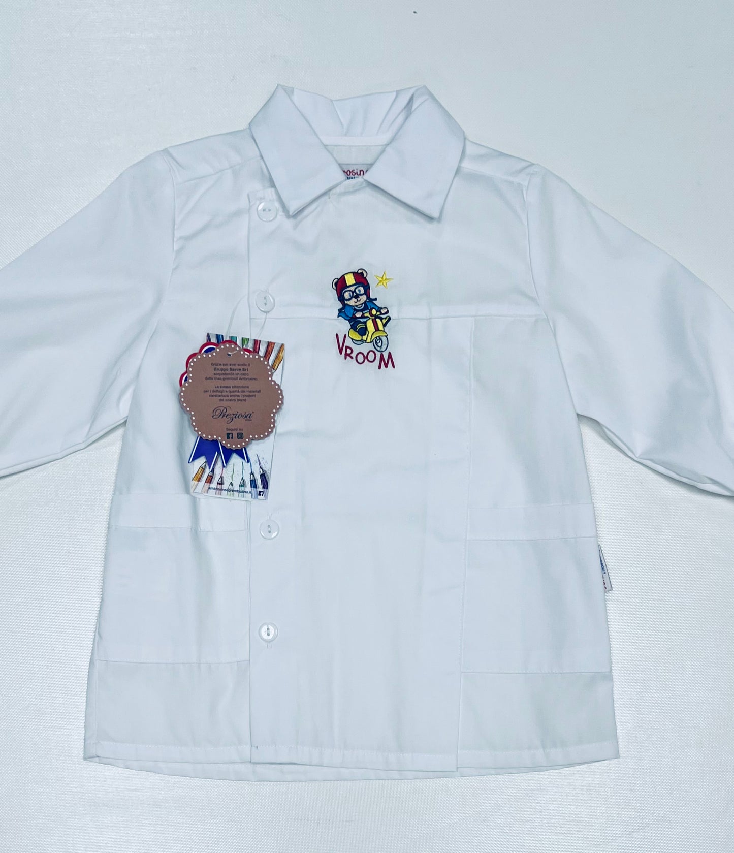 Grembiule asilo bambino con abbottonatura laterale Ambrosino ricamo Vroom R503