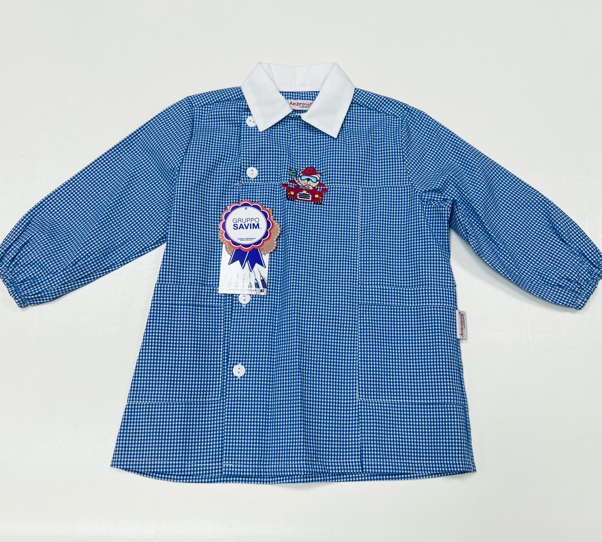 Grembiule asilo bambino con abbottonatura laterale quadretti azzurri Ambrosino ricamo Auto Q503