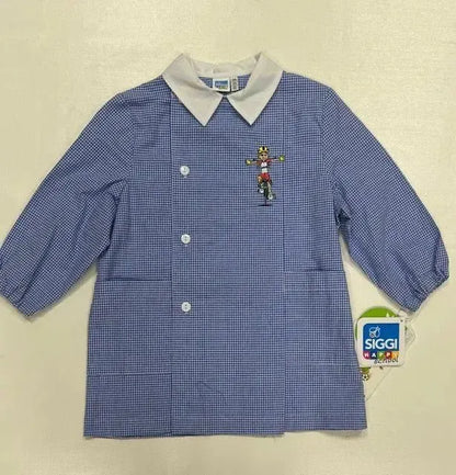 Grembiule asilo quadretti azzurri bambino con abbottonatura laterale Siggi ricamo Bici 3889