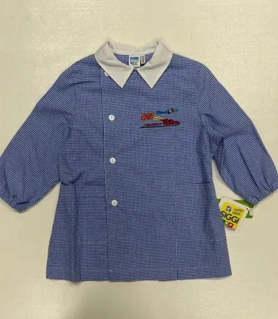 Grembiule asilo quadretti azzurri bambino con abbottonatura laterale Siggi ricamo Car 3888