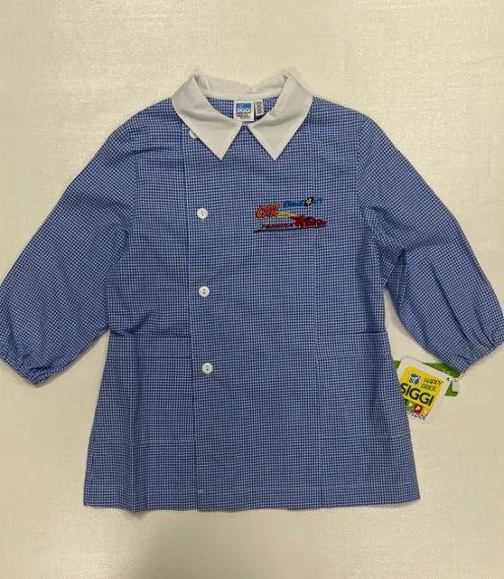 Grembiule asilo quadretti azzurri bambino con abbottonatura laterale Siggi ricamo Car 3888