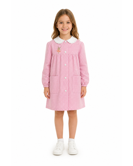 Grembiule asilo quadretti rosa bambina con abbottonatura centrale centrale Siggi ricamo Coniglietta Ballerina 4180