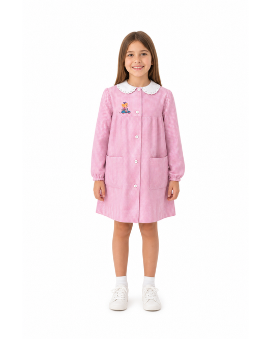 Grembiule asilo quadretti rosa bambina con abbottonatura centrale centrale Siggi ricamo Vespa 4027