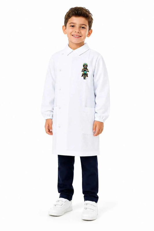 Grembiule bianco asilo bambino con abbottonatura laterale Siggi ricamo Moto 4346