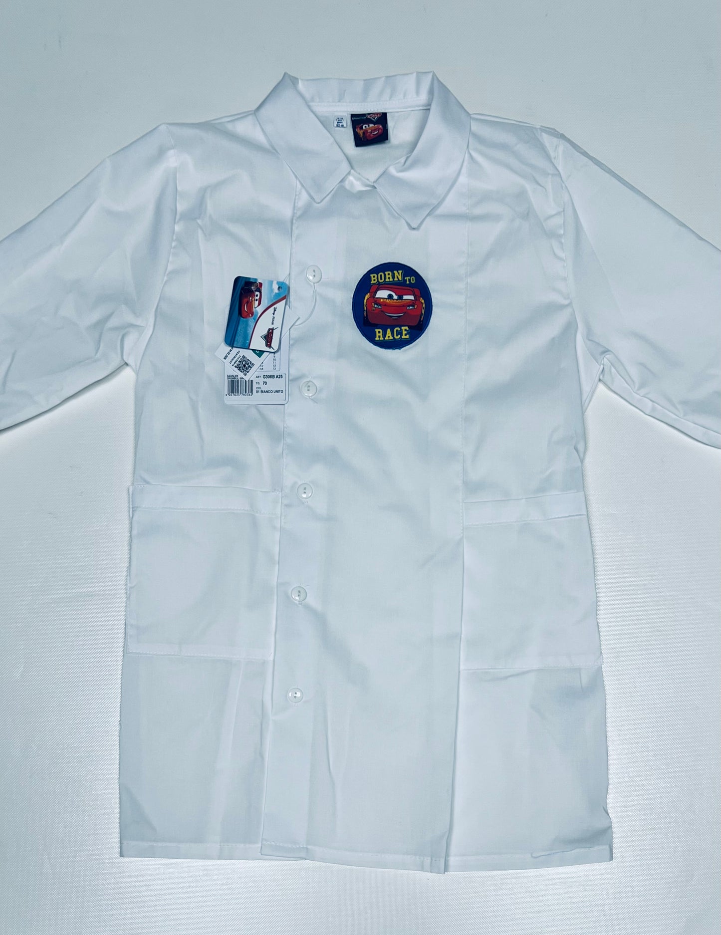 Grembiule bianco asilo bambino con abbottonatura laterale ricamo Disney Cars G306A25