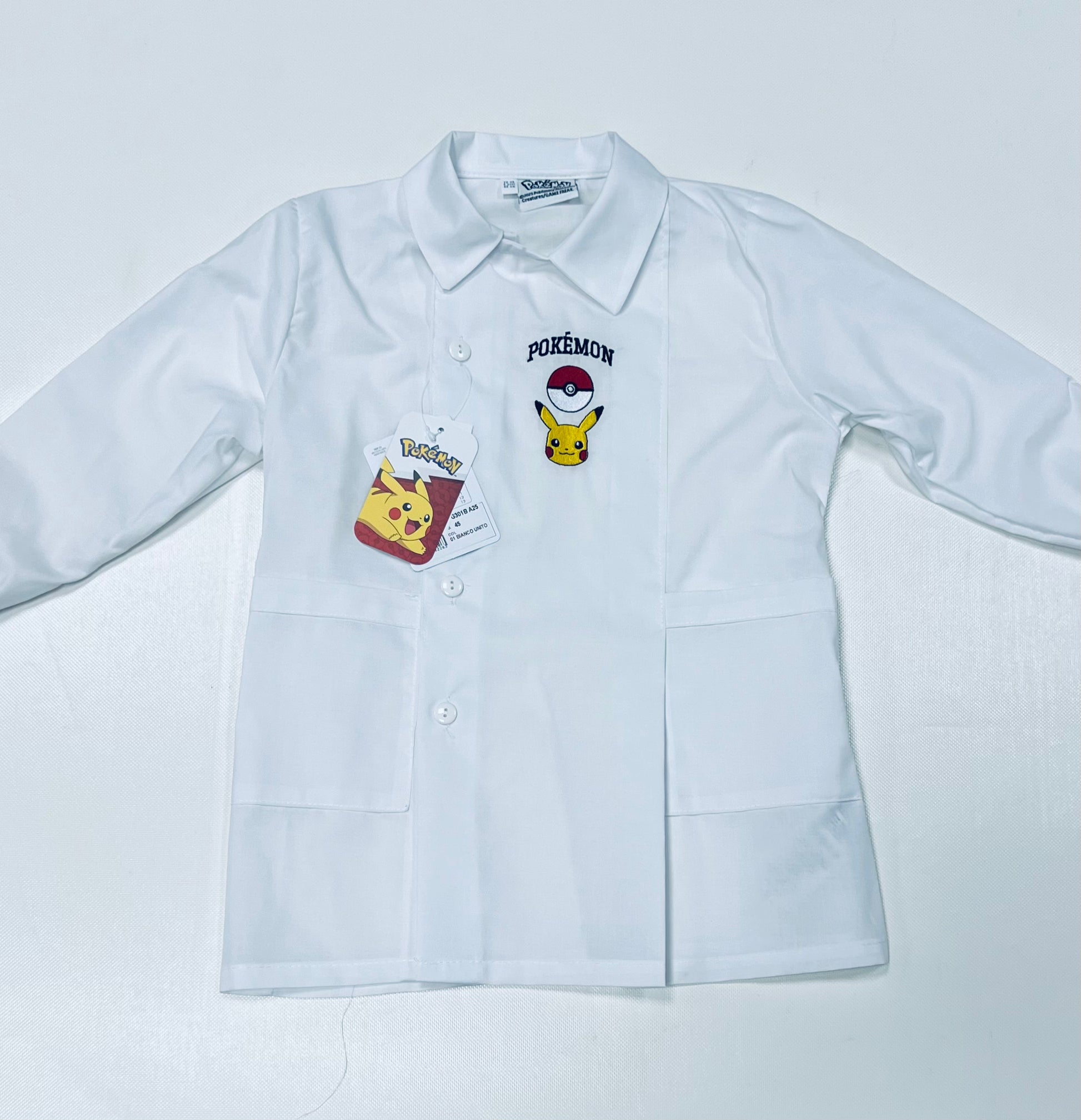 Grembiule bianco asilo bambino con abbottonatura laterale ricamo Pokemon G301