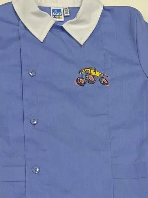 Grembiule con abbottonatura laterale scuola elementare celeste bambino Siggi Made in Italy ricamo Monster Truck 3925
