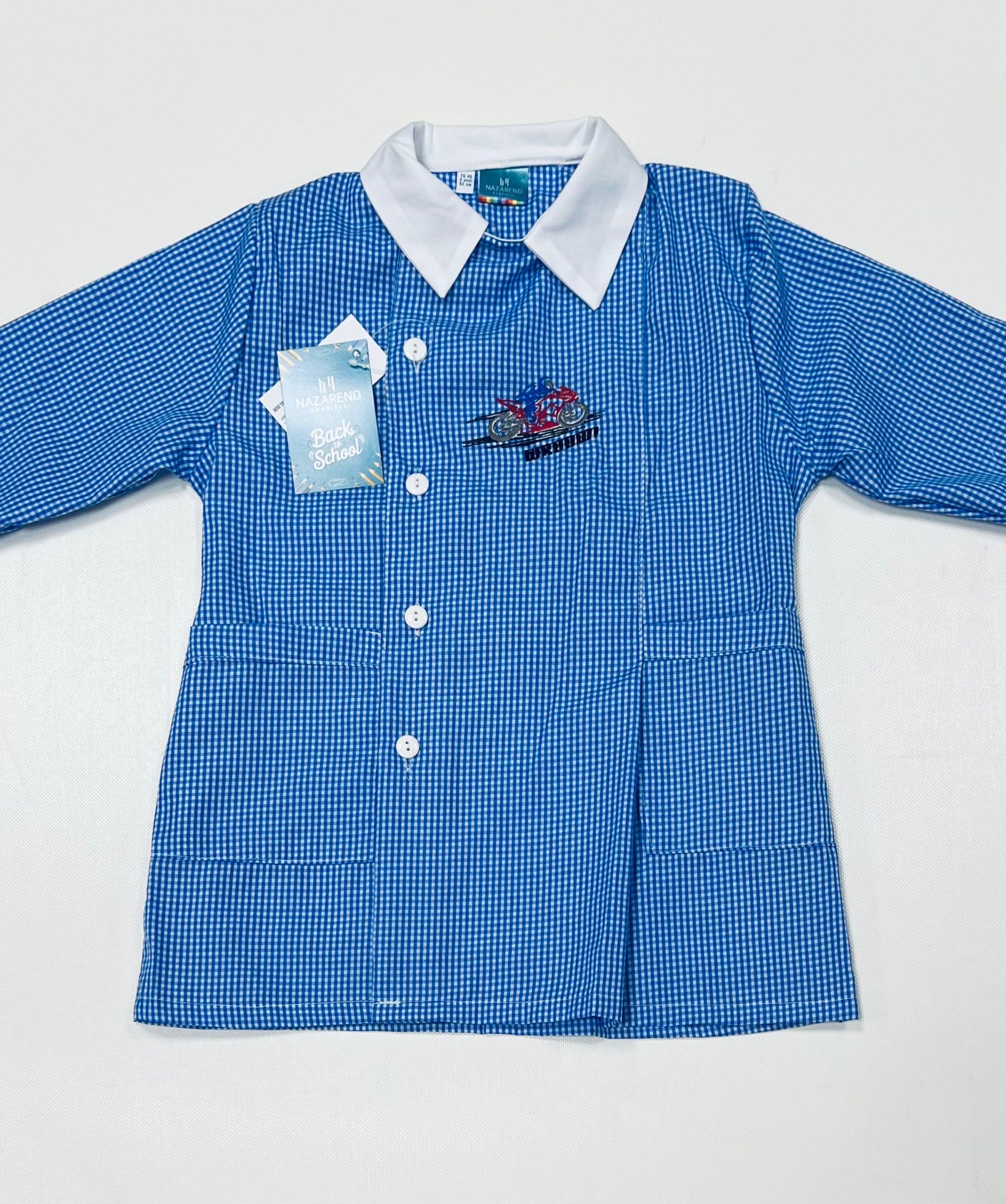 Grembiule quadretti azzurri asilo bambino con abbottonatura laterale Nazareno Gabrielli ricamo Vroom 0702