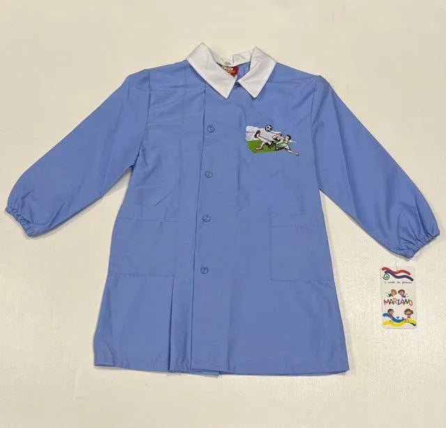 Grembiule scuola elementare bambino celeste con abbottonatura laterale ricamo Calcio MN904
