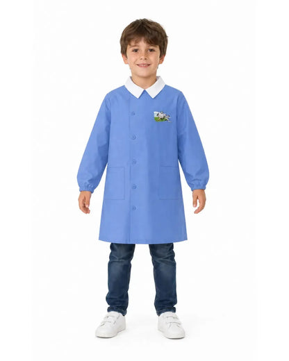 Grembiule scuola elementare bambino celeste con abbottonatura laterale ricamo Calcio MN904