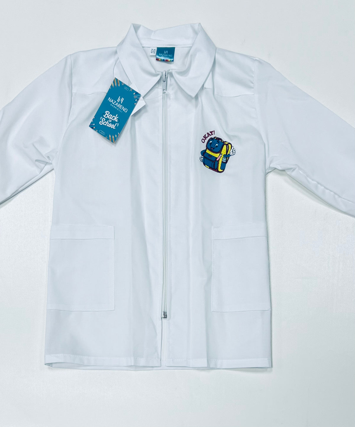 Grembiule asilo bambino bianco con zip centrale Nazareno Gabrielli ricamo Okay 0735