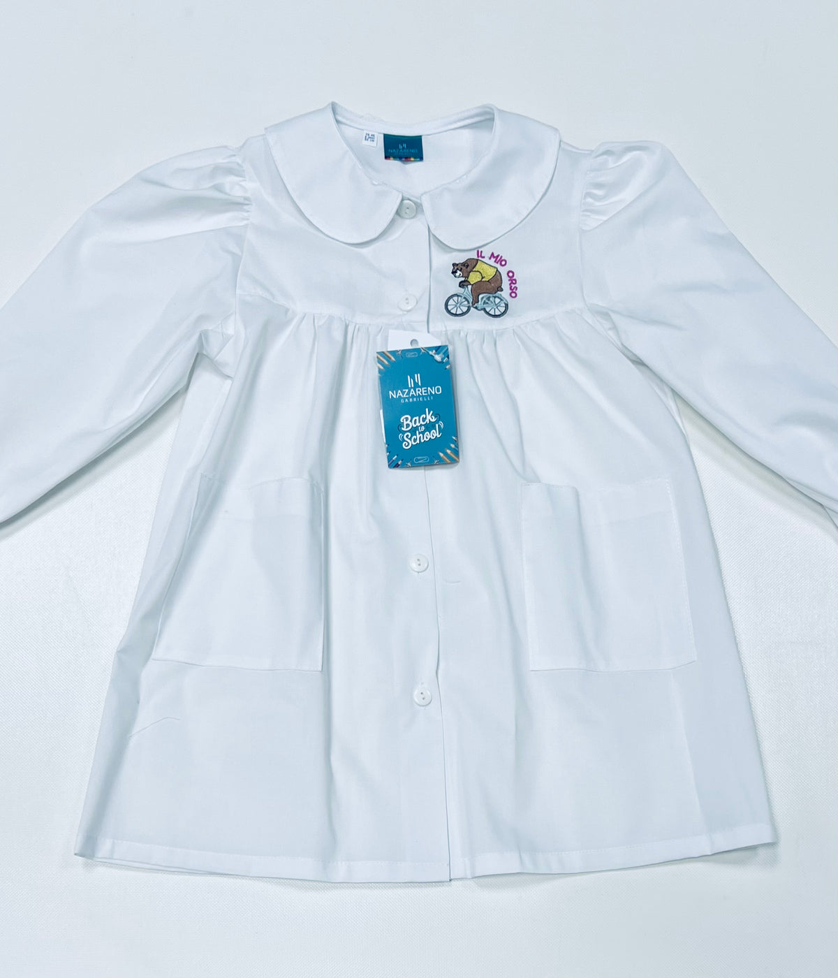 Grembiule asilo bambina bianco con abbottonatura centrale Nazareno Gabrielli ricamo Orso 0743