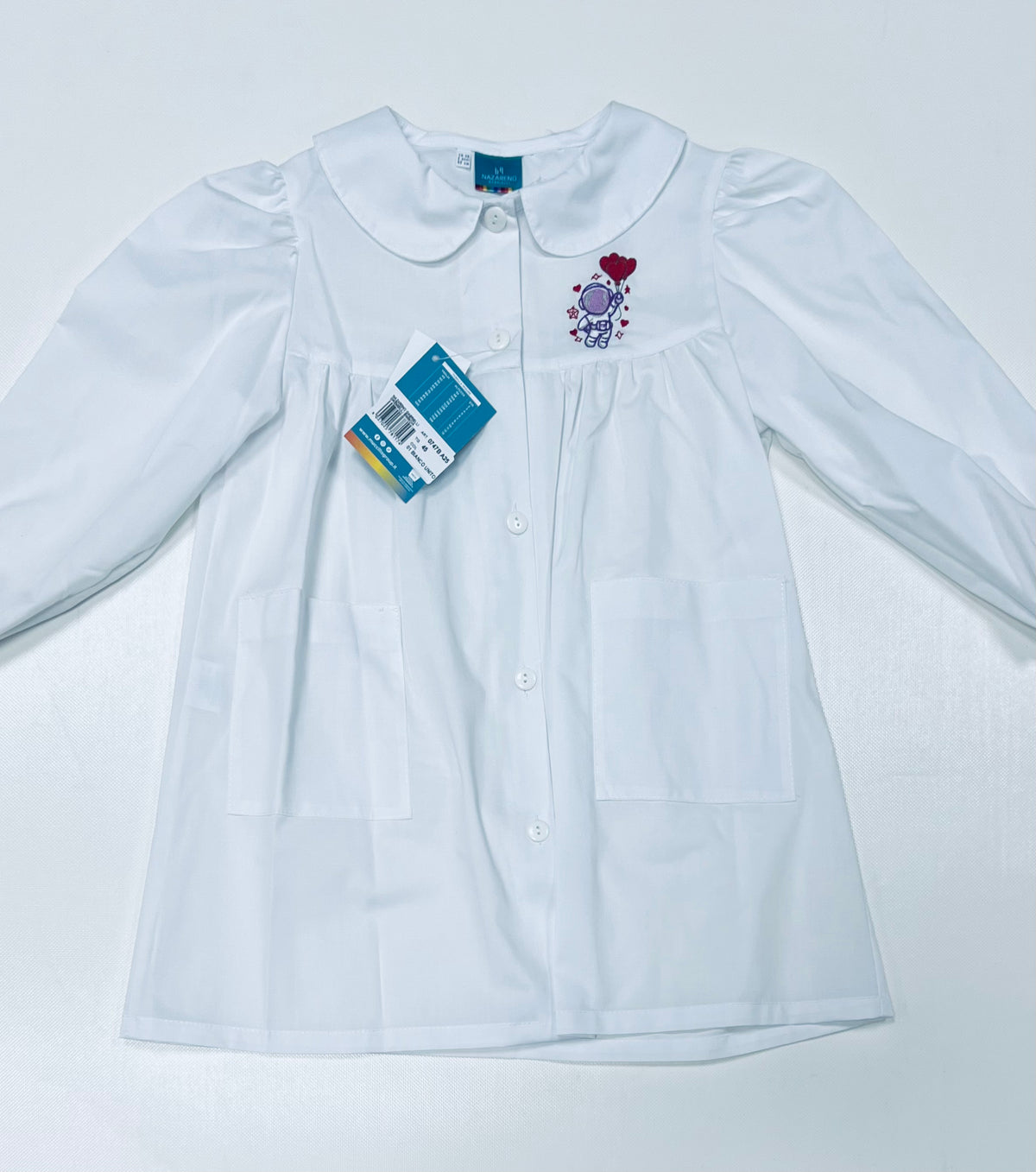 Grembiule asilo bambina bianco con abbottonatura centrale Nazareno Gabrielli ricamo Cuori 0747