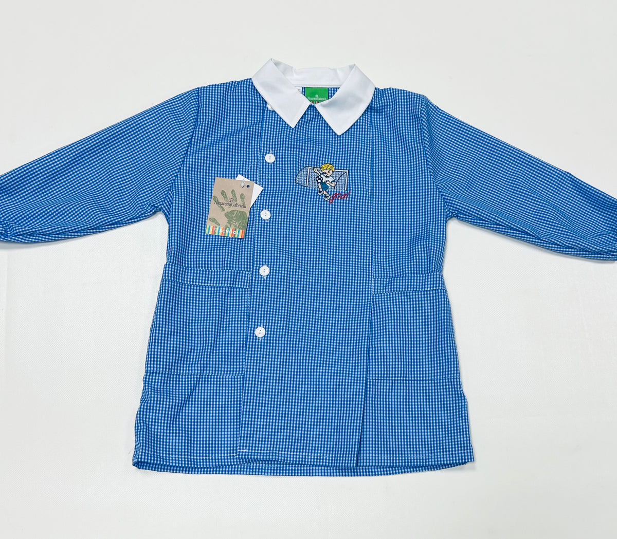 Grembiule quadretti azzurri asilo bambino con abbottonatura laterale Nazareno Gabrielli ricamo Goal 0702