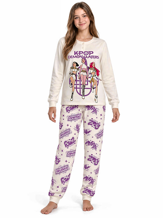 Pigiama caldo cotone Huntrix Demon Hunters K-Pop interlock ragazza KP50L6765C colore Burro indossato, vista anteriore, sfondo bianco.
