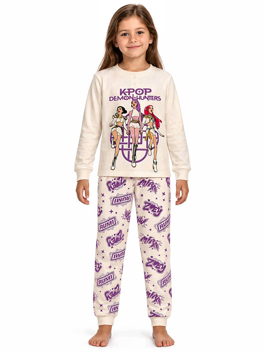 Pigiama caldo cotone Huntrix Demon Hunters K-Pop interlock bambina KP50L6765 colore Burro indossato, vista anteriore, sfondo bianco.