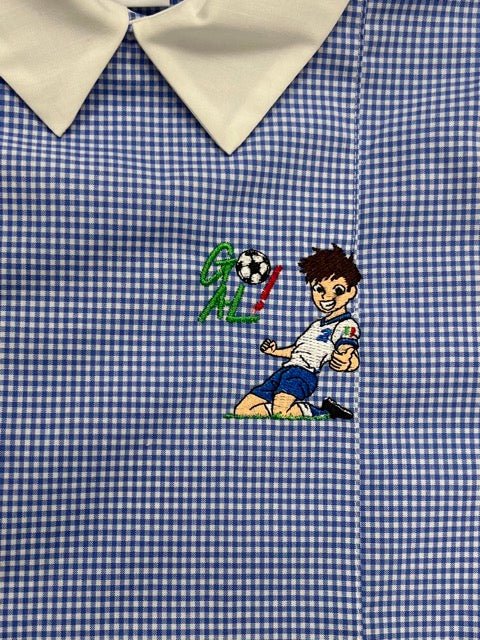 Grembiule asilo quadretti celesti bambino con abbottonatura laterale Siggi ricamo Goal 3890