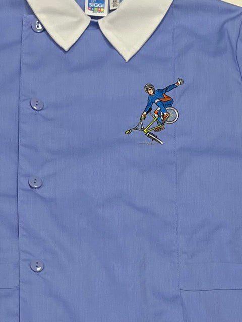 Grembiule con abbottonatura laterale scuola elementare celeste bambino Siggi Made in Italy ricamo Bici 3926