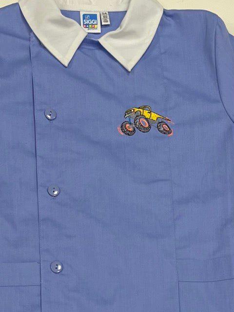 Grembiule con abbottonatura laterale scuola elementare celeste bambino Siggi Made in Italy ricamo Monster Truck 3925