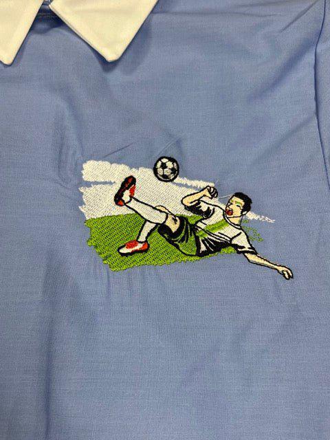 Grembiule scuola elementare bambino celeste con abbottonatura laterale ricamo Calcio MN904